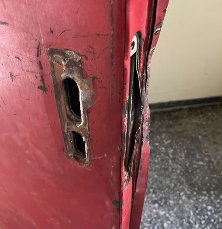Einbruchschäden an eine Stahltür wird repariert